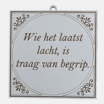 Wie het laatst lacht... Tegeltje met de spreuk: "Wie het laatst lacht is traag van begrip."