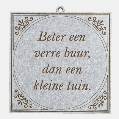 Beter een verre buur dan een kleine tuin Tegeltje met de spreuk: "Beter een verre buur dan een kleine tuin."