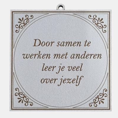 Door samen te werken met anderen, leer je veel over jezelf Tegeltje met de spreuk: "Door samen te werken met anderen, leer je veel over jezelf."