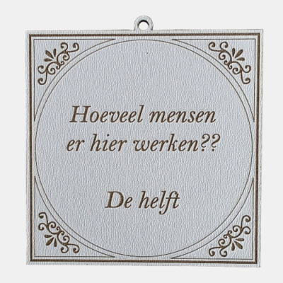 Hoeveel mensen er hier werken, de helft Tegeltje met de spreuk: "Hoeveel mensen er hier werken, de helft."