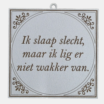 Slecht slapen, maar geen zorgen Tegeltje met de spreuk: "Ik slaap slecht, maar lig er nier wakker van."