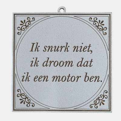 Ik snurk niet, ik ben een motor Tegeltje met de spreuk: "Ik snurk niet, ik droom dat ik een motor ben."