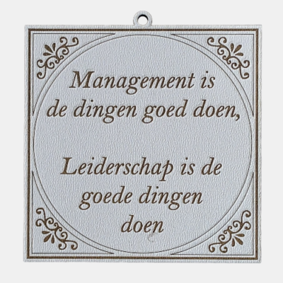 Managemnet is de dingen goed doen, leiderschap is de goede dingen doen Tegeltje met de spreuk: "Management is de dingen goed doen, leiderschap is de goede dingen doen."