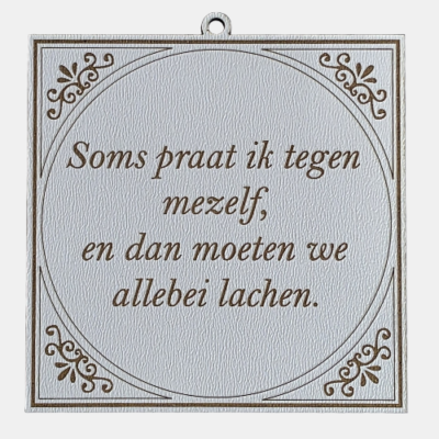 Praten tegen mezelf Tegeltje met de spreuk: "Soms praat ik tegen mezelf, en dan moeten we allebei lachen."