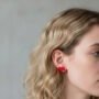 Hartslag Oorstekers Rood - Dokter Sieraden Close-up van een blond model die rode hartslag oorstekers draagt,