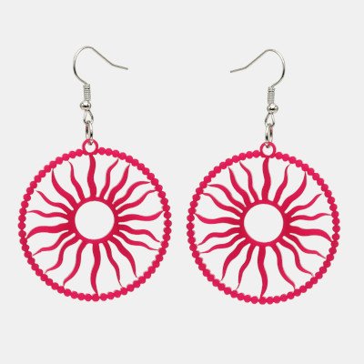 Plexiglas oorbellen in zonvorm Oorbellen gelaserd uit plexiglas in de vorm van een stralende zon.