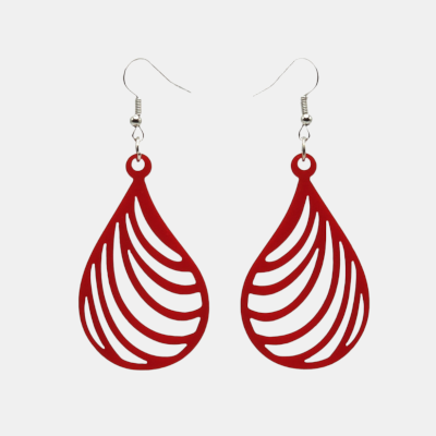 Plexiglas oorbellen in opengewerkte druppelvorm Oorbellen gelaserd uit plexiglas in de mooie vorm van een opengewerkte druppel.