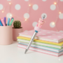 Zilverkleurige kralenpen met schattig roze varkentje – stijlvolle schrijfaccessoire van Enjoykado