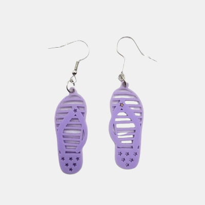 Plexiglas oorbellen in flipflopvorm Oorbellen gelaserd uit plexiglas in de vorm van vrolijke flipflops.