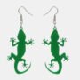 Oorbellen gelaserd uit plexiglas in de vorm van een gekko.