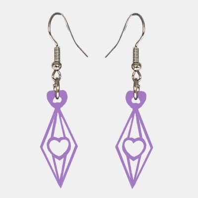Plexiglas oorbellen met ruit en hartje Oorbellen gelaserd uit plexiglas met een ruitvorm en daarin een hartje.