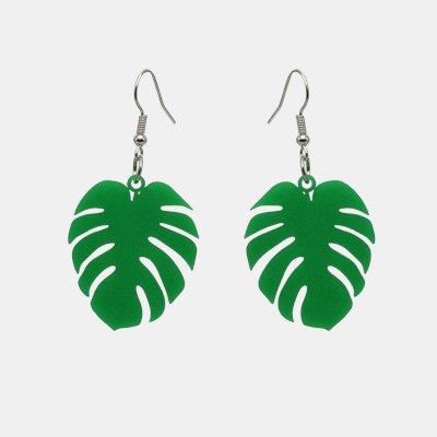 Plexiglas oorbellen in vingerplant-bladvorm Oorbellen gelaserd uit plexiglas in de vorm van een blad van een vingerplant.