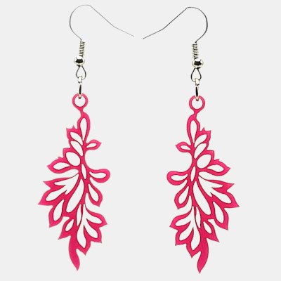 Plexiglas oorbellen in opengewerkte bladvorm Oorbellen gelaserd uit plexiglas in de vorm van een opengewerkt blad.