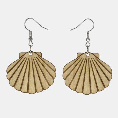 Houten oorbellen in schelpvorm Oorbellen gelaserd uit hout in de vorm van een schelp.