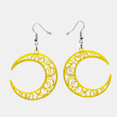 Plexiglas oorbellen in maanvorm Oorbellen gelaserd uit plexiglas in de vorm van de maan.