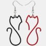 Plexiglas oorbellen met katten silhouet in twee kleuren Oorbellen gelaserd uit plexiglas in de vorm van silhouetten van poezen in twee verschillende kleuren.