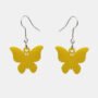 Plexiglas oorbellen in vlindervorm Oorbellen gelaserd uit plexiglas in de vorm van een vlinder.