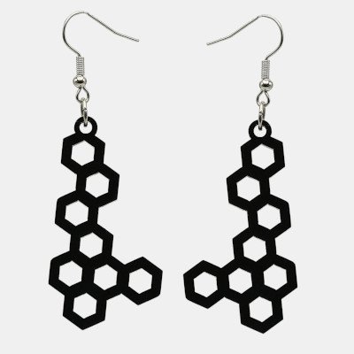 Plexiglas oorbellen in honingraatvorm Oorbellen gelaserd uit plexiglas in de vorm van een honingraat.