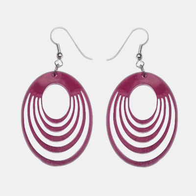 Opvallende Paarse ovalen Oorbellen Close-up van een vrolijk model met blond haar dat een paarse ovalen oorbel draagt aan een zilveren oorhaakje. de foto is ingezoomd op het oor en de wang