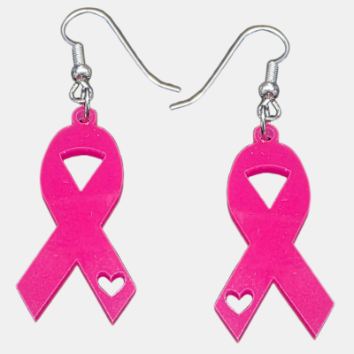 Roze Lint Oorbel Zilveren Haakje Blond Haar Model Fotorealistische close-up van een roze lint-oorbel aan een zilveren haakje, gedragen door een model met blond haar. Borstkanker bewustzijn juwelen.
