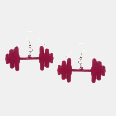 Paarse Dumbbell Oorbellen - Fitness Hangers met Zilverkleurige Haak Een paar paarse, kunststof oorbellen in de vorm van een dumbbell (halter), hangend aan zilverkleurige oorhaakjes tegen een lichtgrijze achtergrond. De oorbellen zijn 60 mm breed en 30 mm hoog.