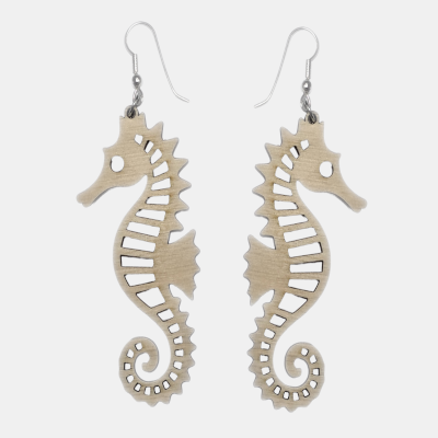 Productfoto-Houten-Zeepaardje-Oorbellen-Zee Set van twee lasergesneden houten zeepaardje oorbellen met zilverkleurige oorhaken, tegen een lichte achtergrond. Natuurlijke marine-sieraden.