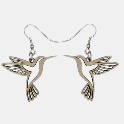 Houten-Kolibrie-Oorbellen Set van twee lasergesneden houten kolibrie oorbellen met zilver kleurige oorhaken, gefotografeerd op een lichtgrijze achtergrond.