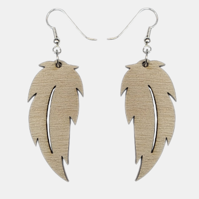 Lichtbruine Houten Oorbellen veervorm | Naturel Design & Duurzaam Set van twee lichtgewicht houten veer oorbellen met zilverkleurige oorhaken, gefotografeerd tegen een effen, lichtgrijze achtergrond. Lasergesneden veer oorbellen van naturel hout.