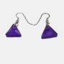 Handgemaakte transparante paarse oorbellen in een geometrische driehoeksvorm met zilverkleurige oorhaakjes
