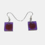 Vierkante paarse oorbellen met artistiek kleuraccent Handgemaakte vierkante paarse oorbellen met een centraal donkerrood kleuraccent en zilveren oorhaakjes