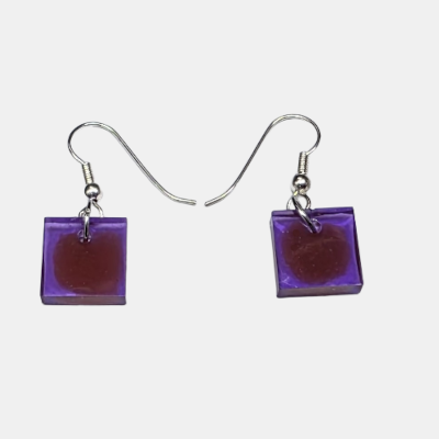 Handgemaakte vierkante paarse oorbellen met een centraal donkerrood kleuraccent en zilveren oorhaakjes