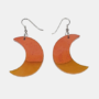Handgemaakte Oranje en Gele Halve Maan Oorbellen van epoxy Paar handgemaakte halve maan oorbellen met een kleurverloop van terracotta oranje naar okergeel aan zilverkleurige haakjes.