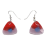 Handgemaakte Driehoekige Oorbellen in Rood en Transparant met Blauw Accent Paar handgemaakte driehoekige oorbellen van kunsthars met een bovenkant in helderrood, een transparante onderkant en een ingesloten blauw kleuraccent aan zilveren haakjes.
