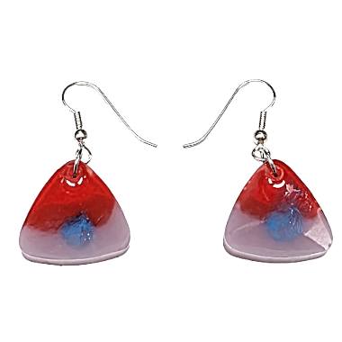 Paar handgemaakte driehoekige oorbellen van kunsthars met een bovenkant in helderrood, een transparante onderkant en een ingesloten blauw kleuraccent aan zilveren haakjes.