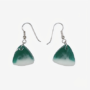 Handgemaakte Epoxy Oorbellen Driehoek Groen Wit Marmerlook Paar handgemaakte driehoekige epoxy oorbellen met een groen en wit kleurverloop hangend aan zilverkleurige haakjes tegen een witte achtergrond.