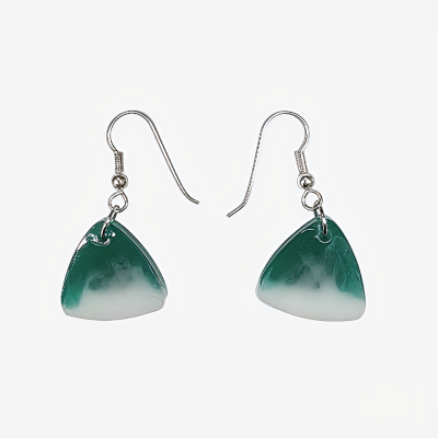 Paar handgemaakte driehoekige epoxy oorbellen met een groen en wit kleurverloop hangend aan zilverkleurige haakjes tegen een witte achtergrond.