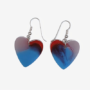 Handgemaakte Hartvormige Epoxy Oorbellen Rood en Blauw Marmerlook Paar hartvormige epoxy oorbellen met een artistiek rood, donkerpaars en blauw kleurverloop aan zilverkleurige haakjes op een witte achtergrond.