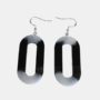 Handgemaakte zwart-witte epoxy oorbellen in een ovale geometrische vorm met een open midden en zilverkleurige haken.