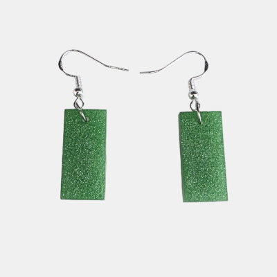 Handgemaakte rechthoekige epoxy oorbellen in een levendige groene kleur met fijne zilveren glitters en zilverkleurige oorhaakjes.