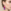 Lange Resin Oorbellen Roze-Paars – Handgemaakte Sieraden – Lifestyle Look Close-up van een vrouw die een lange, ovale handgemaakte resin oorbel draagt met een kleurverloop van fuchsia roze naar paars.