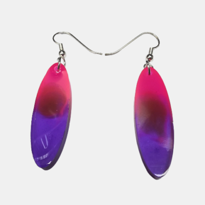 Handgemaakte kunsthars oorbellen in een ovale vorm met een verticaal kleurverloop van felroze naar dieppaars, hangend aan zilverkleurige haakjes.