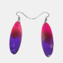 Handgemaakte Resin Oorbellen – Roze en Paars Gradiënt – Ovaal Handgemaakte kunsthars oorbellen in een ovale vorm met een verticaal kleurverloop van felroze naar dieppaars, hangend aan zilverkleurige haakjes.