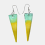 Handgemaakte langwerpige driehoekige oorbellen met een kleurverloop van aqua blauw naar felgeel.