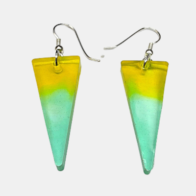 Close-up van een model dat een langwerpige driehoekige oorbel draagt met een vloeiend kleurverloop van zeegroen naar felgeel