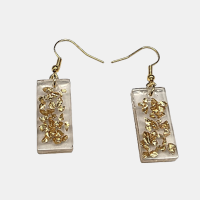 Handgemaakte transparante rechthoekige oorbellen gevuld met glanzende goudkleurige folie vlokken en gouden oorhaakjes