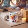 Bedrukte mok Yoga bij boom met droomvanger Bedrukte keramische mok met unieke print van Yoga bij boom en droomvanger, 330 ml, sublimatie