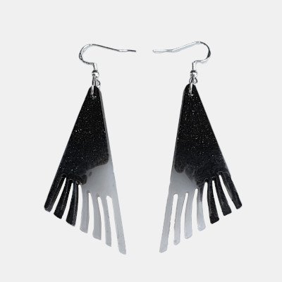 Handgemaakte abstracte oorbellen van zwarte en witte kunsthars met een vertakt geometrisch ontwerp en zilveren glitters aan metalen oorhaakjes.