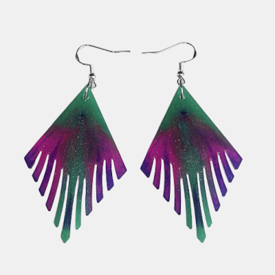 Handgemaakte geometrische oorbellen van hars met een vloeiend kleurverloop van smaragdgroen naar dieppaars en zilveren glitters.