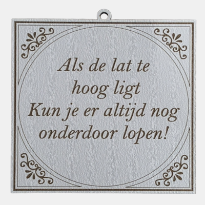 Als de lat te hoog ligt Vierkant wit MDF-tegeltje met een bruine sierrand en de motiverende tekst Als de lat te hoog ligt Kun je er altijd nog onderdoor lopen.