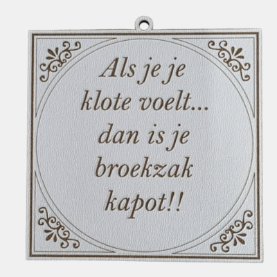 MDF Spreuktegeltje - Als je je klote voelt Wit vierkant MDF tegeltje met bruine sierlijke tekst Als je je klote voelt... dan is je broekzak kapot!! voorzien van krulornamenten in de hoeken en een metalen ophangoogje.